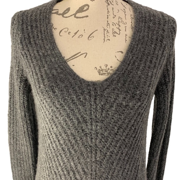 Abercrombie & Fitch Plunging Scoop Neckline Long Sleeve Acrylic Sweater Gray XS - Picture 2 of 8